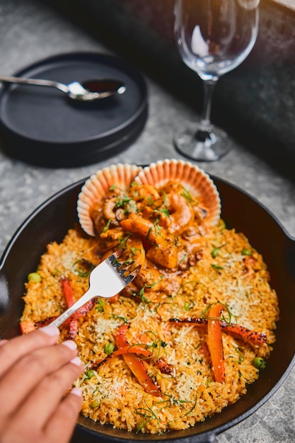 Foto riso con frutti di mare cibo tipico della cucina peruviana arroz con mariscos cibo servito in padella