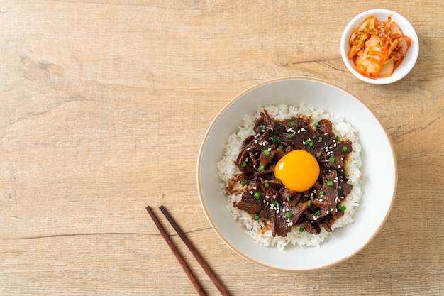 간장 돼지 고기 덮밥 또는 일본 돼지 고기 덮밥-아시아 음식 스타일