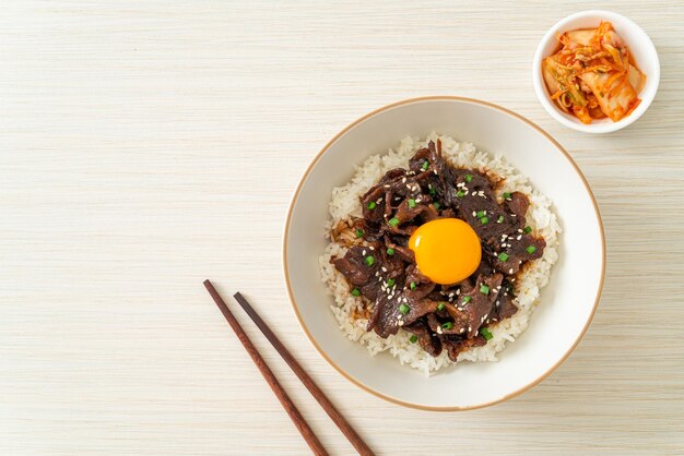 간장 맛 돼지고기 또는 일본 돼지고기 돈부리 덮밥 - 아시아 음식 스타일