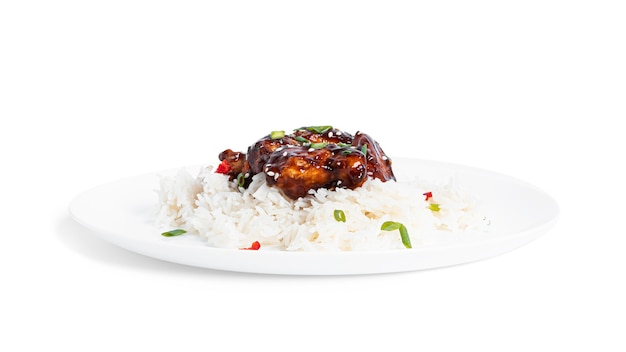 Riso con pollo piccante in salsa agrodolce al peperoncino. pollo teriyaki con semi di sesamo. isolato su sfondo bianco. foto di alta qualità
