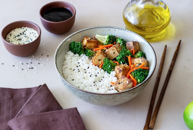 Рис с тофу, брокколи, морковью и кунжутом Bowl Здоровое питание Вегетарианская пища