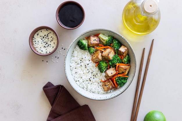 豆腐ブロッコリーにんじんとごま丼のご飯ヘルシーなベジタリアン料理