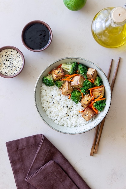 Рис с тофу, брокколи, морковью и кунжутом Bowl Здоровое питание Вегетарианская пища