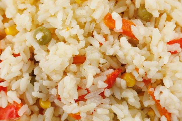 Photo rice with vegetables closeup cooked rice with vegetables