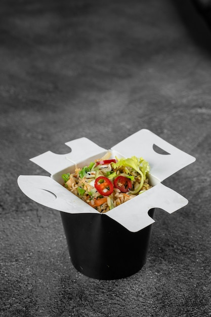 Photo rice in wok box for food delivery