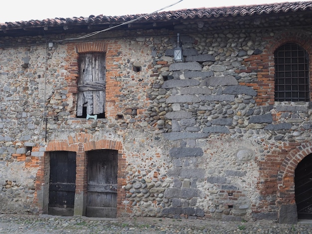 Foto ricetto borgo medioevale a candelo