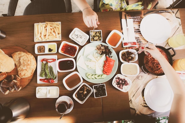 사진 풍부하고 맛있는 터키식 아침 식사