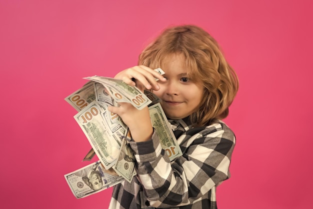 Богатый ребенок с долларами Кэшбэк в лотерею выиграть большие деньги изолированный розовый красный фон
