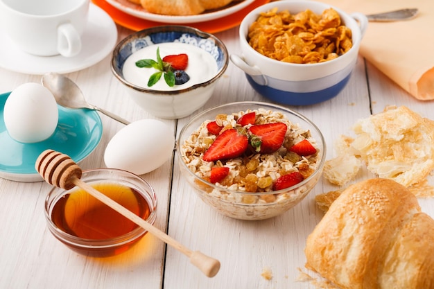 Menù ricco di colazione continentale. delizioso cibo naturale per gustosi pasti mattutini su tavola di legno, tradizionale buffet europeo