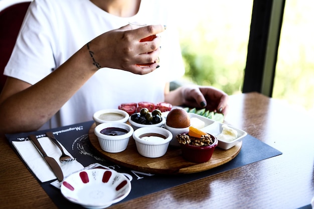 Foto colazione ricca e gustosa