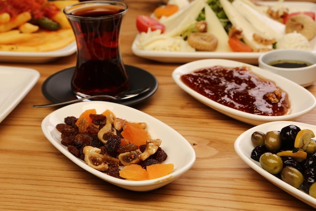 풍부하고 맛있는 터키식 아침 식사