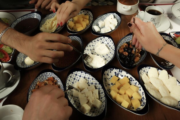 풍부하고 맛있는 터키식 아침 식사