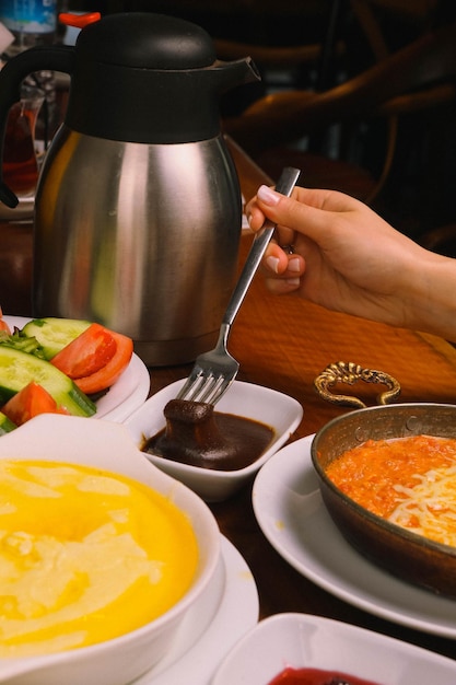 풍부하고 맛있는 터키식 아침 식사