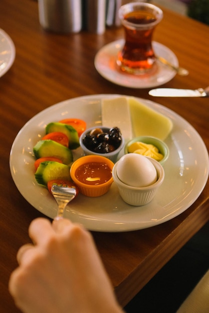 풍부하고 맛있는 터키식 아침 식사
