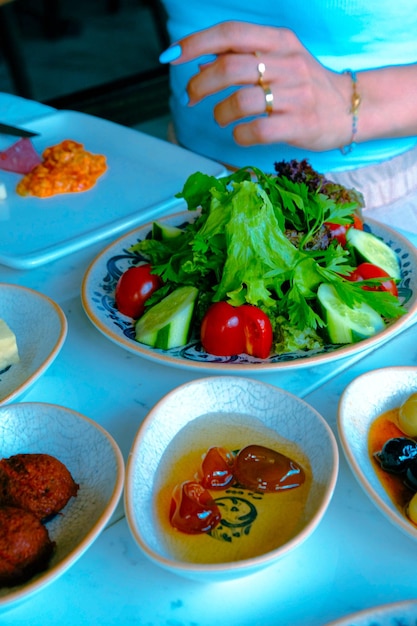 풍부하고 맛있는 터키식 아침 식사