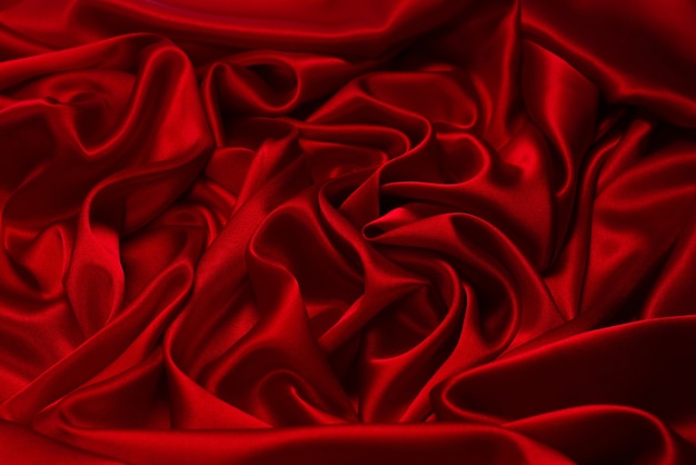 リッチで贅沢な赤いシルク生地の質感の表面。上面図。