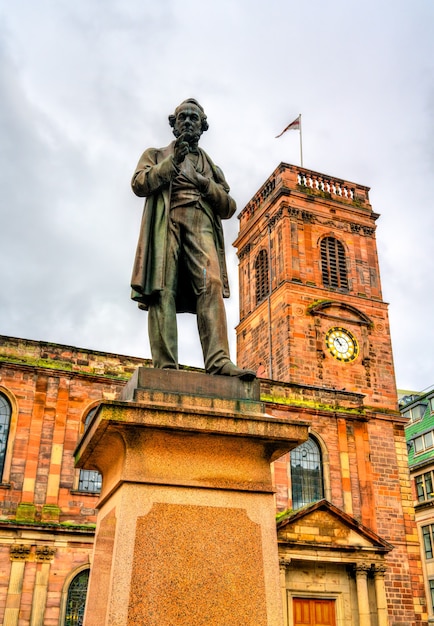 Richard cobden monument en st anns church in manchester, noordwest-engeland