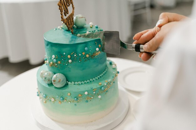 Rickety green wedding cake at a wedding