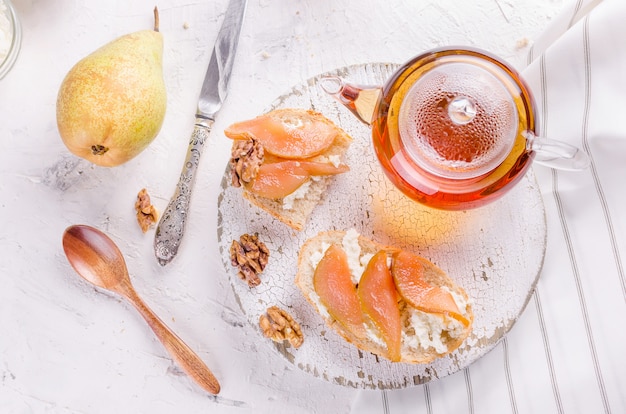 Ricotta cheese and pear jam sandwiches 