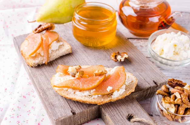 Ricotta cheese and pear jam sandwiches 