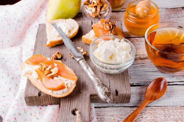 Ricotta cheese and pear jam sandwiches 