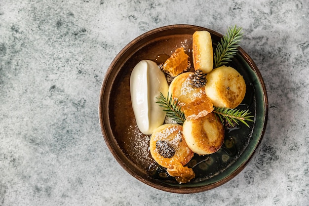 Frittelle di ricotta o ricotta con panna acida o yogurt al favo e marmellata di pigne