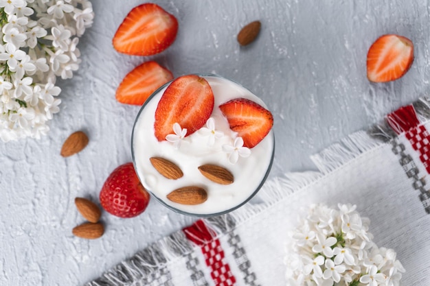 Ricotta dessert met verse aardbeien Gezond ontbijt van yoghurt aardbei en amandelen