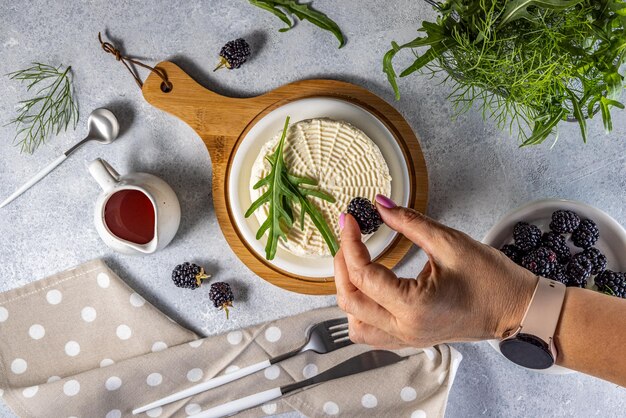 Ricotta kaas omringd door veel verse bessen en kruiden