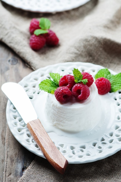 Ricotta con frutti di bosco e menta