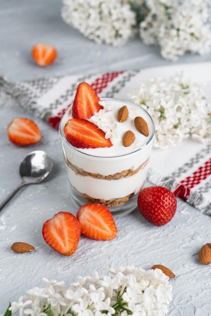 Foto ricottadessert met verse aardbeien. gezond ontbijt van yoghurt, aardbei en amandelen