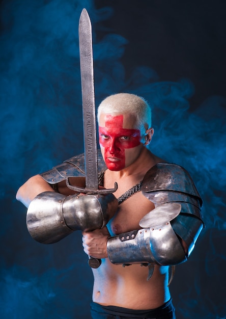 Ridder met een zwaard op een rokerige blauwe achtergrond