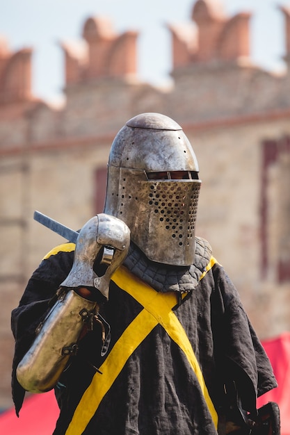 Foto ridder met een zwaard voor een duel tegen een oud fort