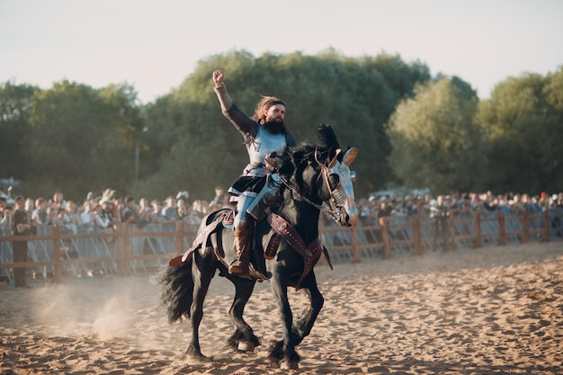 Ridders toernooi festival Ridder te paard in ridders middeleeuws toernooi