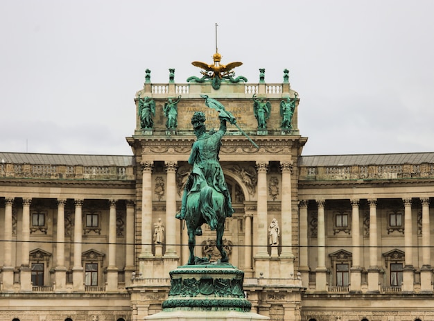 Ridderstandbeeld voor het keizerlijke paleis Hofburg.