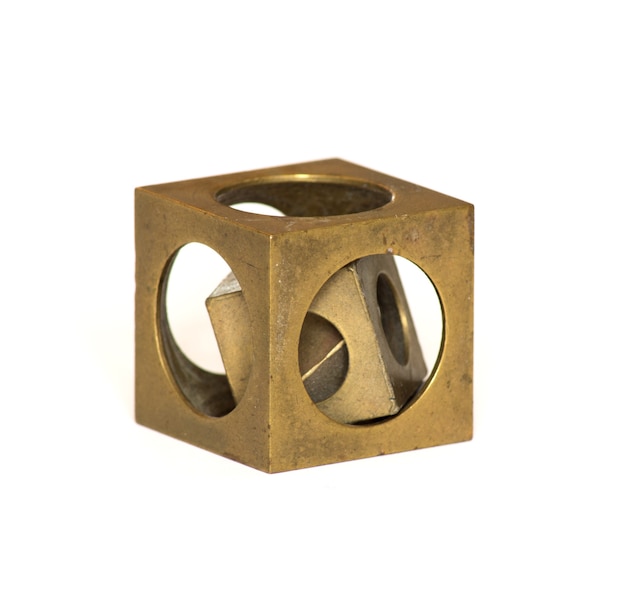 Cubo di indovinello in un cubo isolato