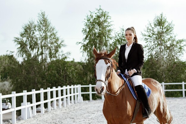 Photo rider elegant woman riding her horse outside
