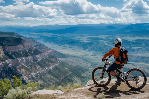 Всадник с велосипедом, опирающимся на смотр с видом на долину