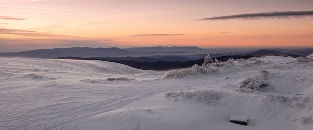 La cresta runa polonyna nei carpazi, ucraina in inverno