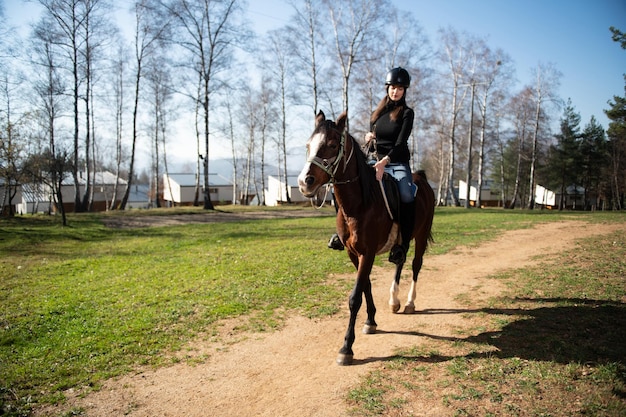 乗馬の女の子は彼女の馬を訓練しています