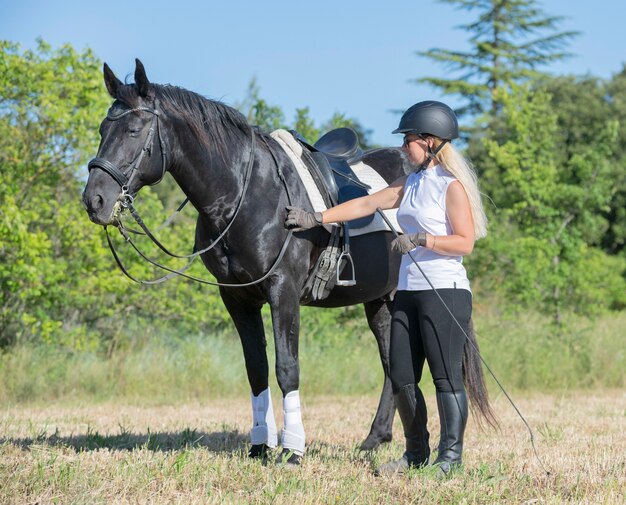 Equitazione ragazza e cavallo