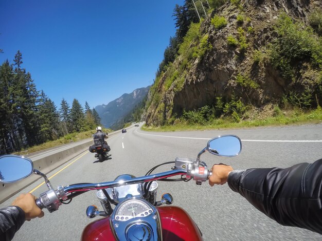 写真 晴れた夏の日にバイクに乗る