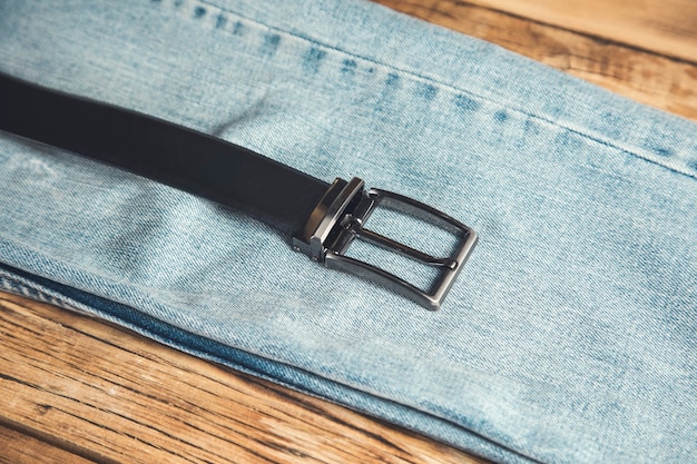 Riem op jeans op de houten