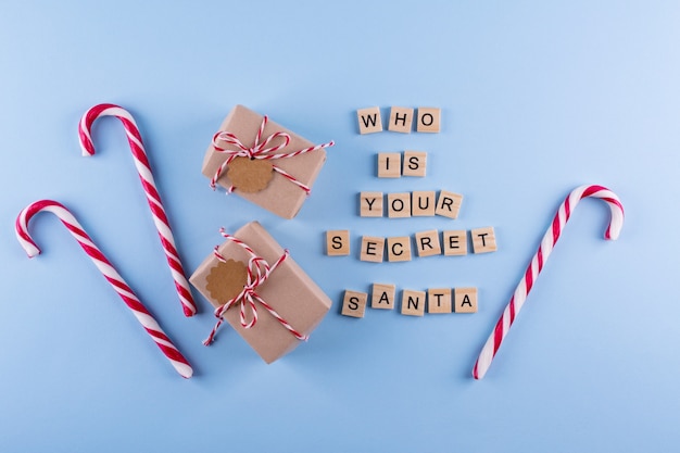 Riet van het suikergoed en kerstcadeautjes met houten blokjes