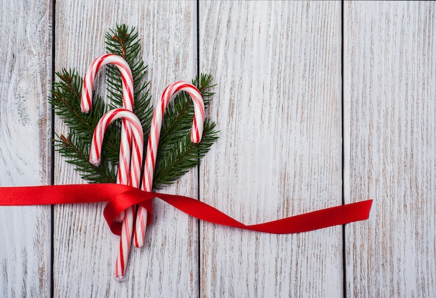 Riet van het suikergoed van Kerstmis met lint