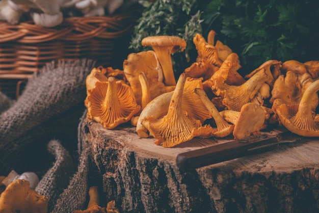 Rieten dienblad met cantharelpaddestoelen op houten lijst