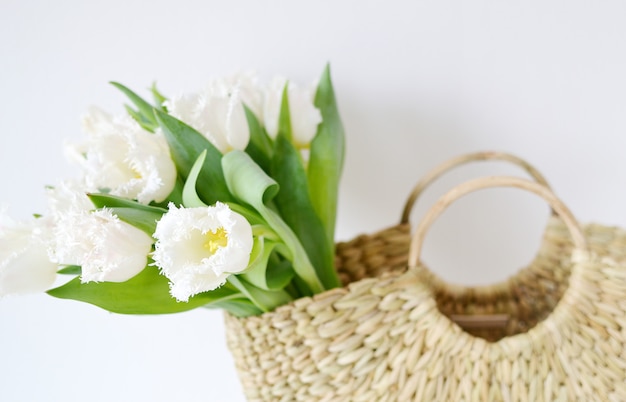 Rieten handtas met tulpenbloemen