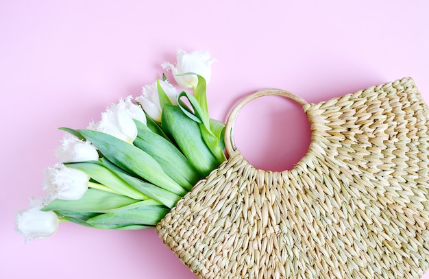 Foto rieten handtas met tulpenbloemen