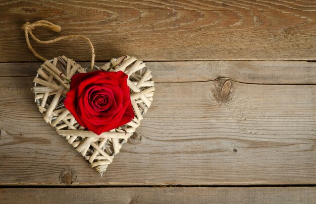Rieten hart handgemaakt met knop van rode roos