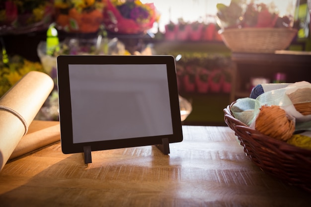 Rieten mand en digitale tablet op de houten tafel