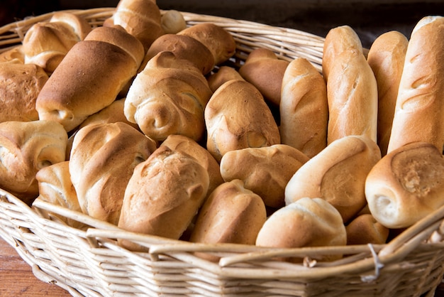 Rieten mand gevuld met diverse broodjes